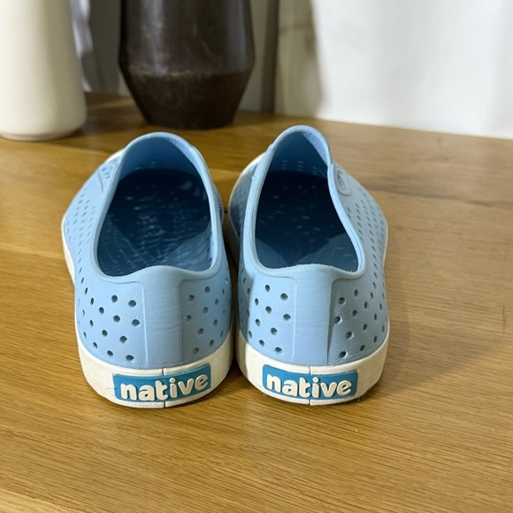 Native Shoes waterproof perforated slip on active shoes in Sky Blue kids size 5 - Picture 3 of 7